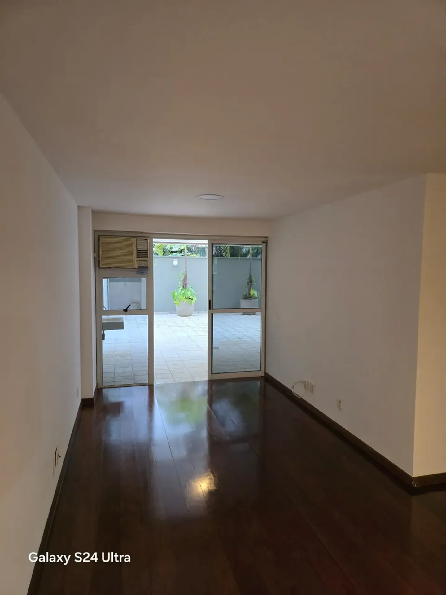 101 m² apartment with a bathtub and a glass-enclosed balcony — photo 13