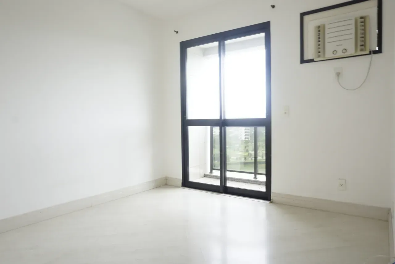 Unfurnished apartment with 4 bedrooms and 3 parking spots — photo 26