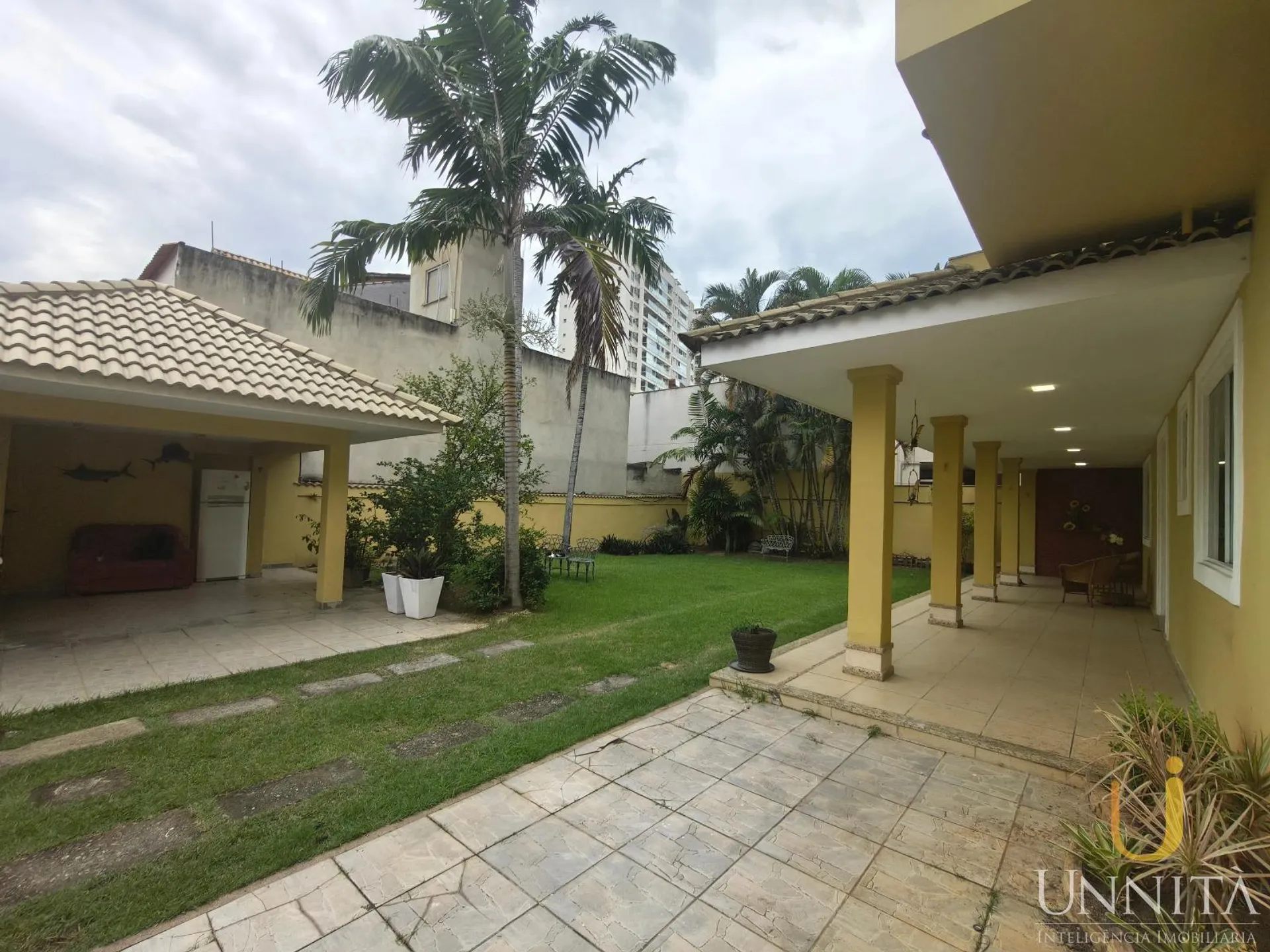 750 m² house with a grill on the balcony and a bathtub — photo 11