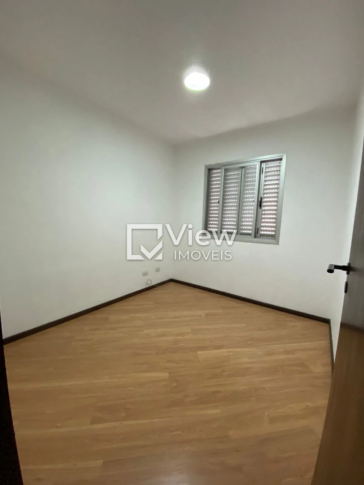 3-bedroom apartment with wood or laminate floors — photo 10