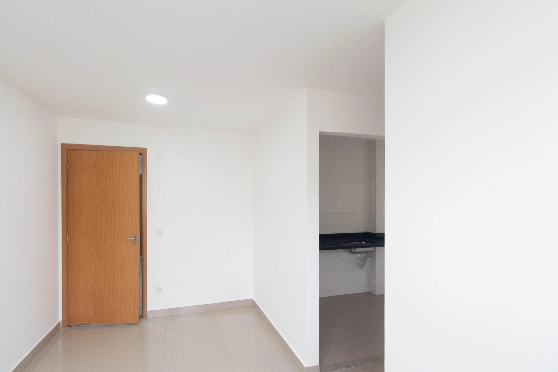 2-bedroom apartment in a building with a gym — photo 9