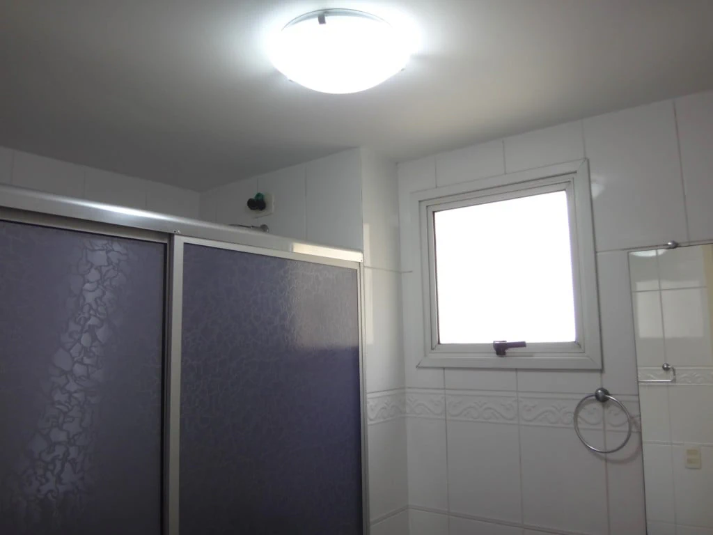 3-bedroom apartment with wood or laminate floors — photo 2