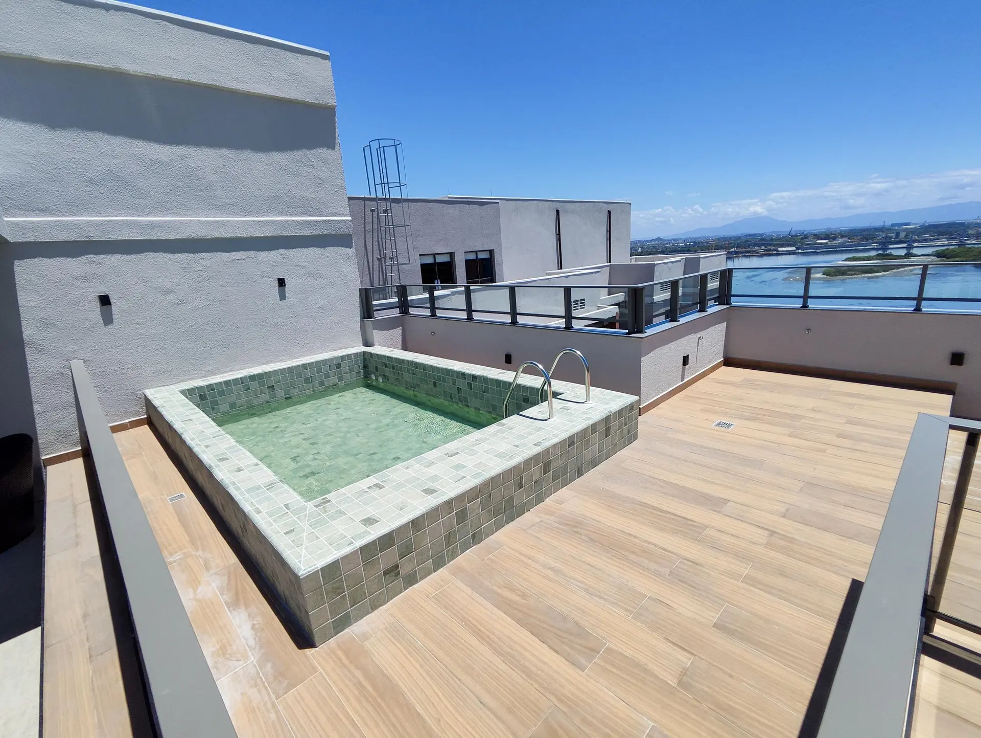 2-bedroom apartment in a building with a sauna — photo 17
