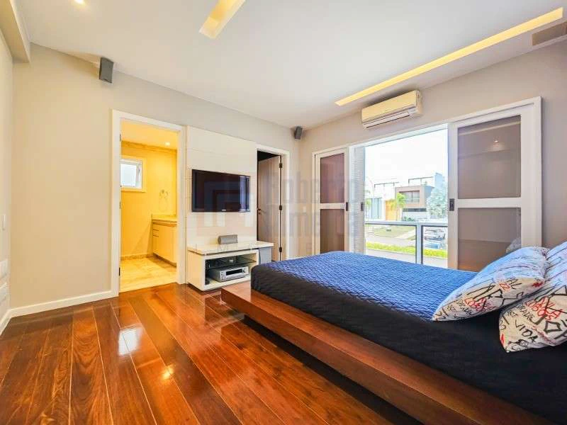 832 m² house with 6 bedrooms and an open-plan kitchen — photo 29