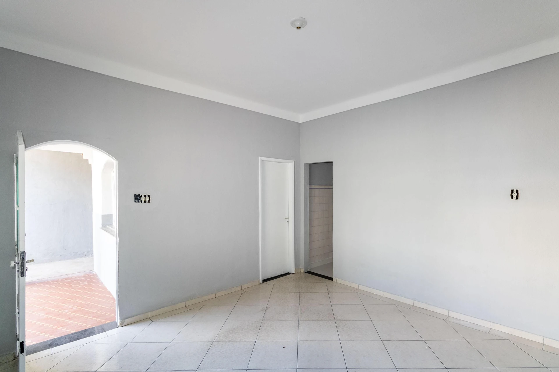 Unfurnished house with 3 bedrooms and private garden