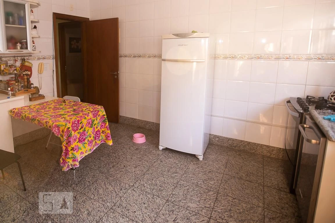 Furnished 3-bedroom apartment with private BBQ — photo 37