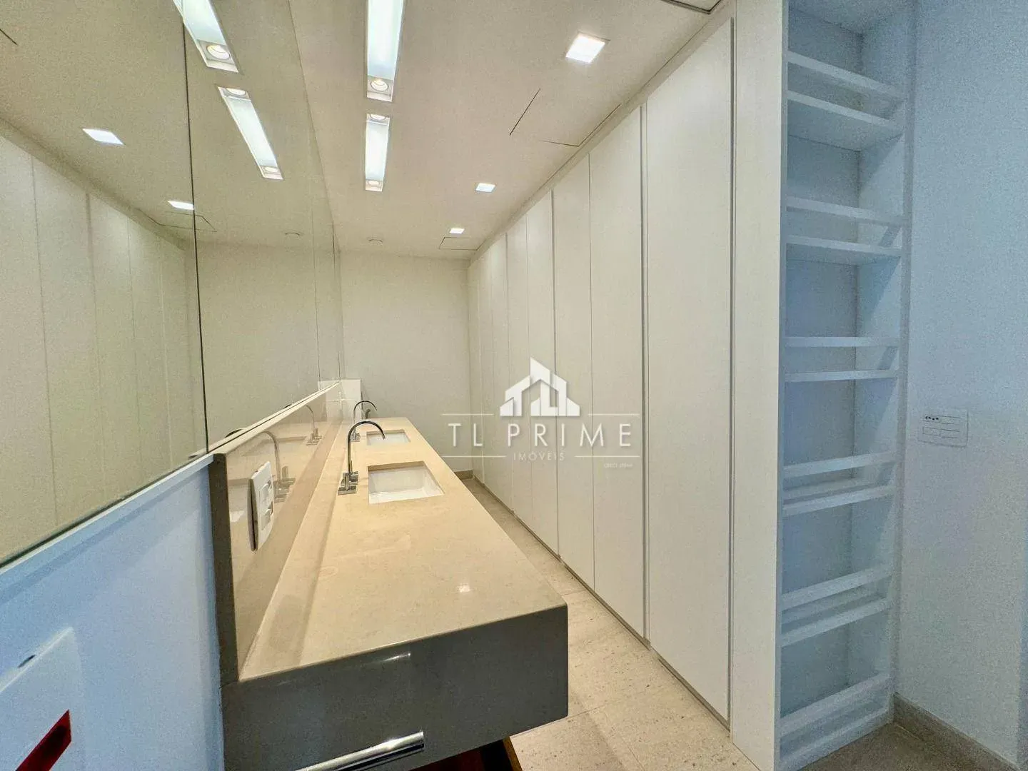 Furnished 1-bedroom apartment with an enclosed balcony — photo 32