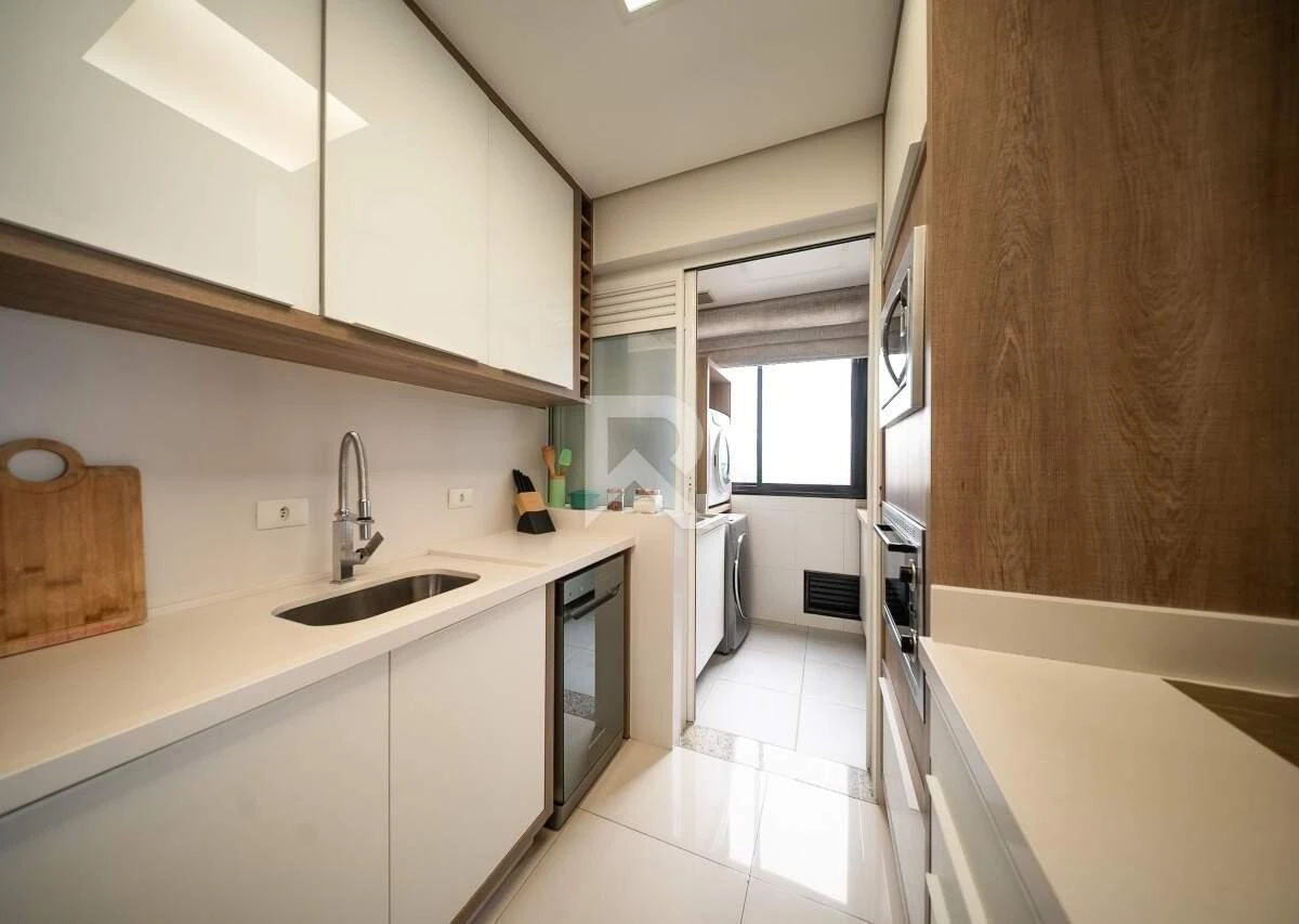 Furnished apartment, 150 m², with a glass-enclosed balcony — photo 43