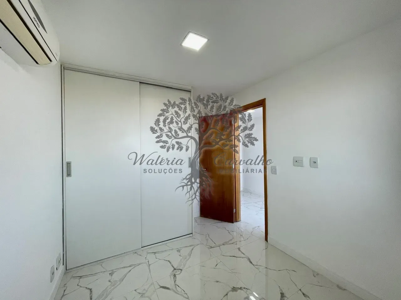 Penthouse with open-plan kitchen and 4 bedrooms — photo 18