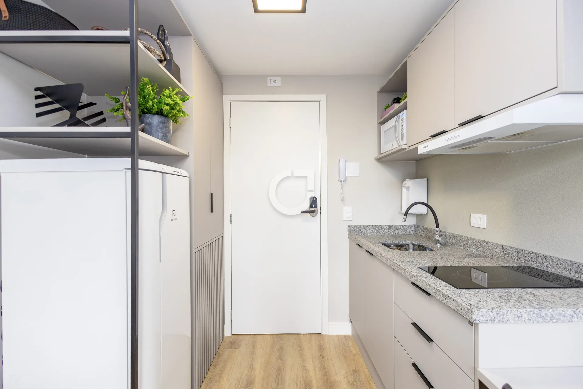 Furnished 1-bedroom apartment with open-plan kitchen — photo 6