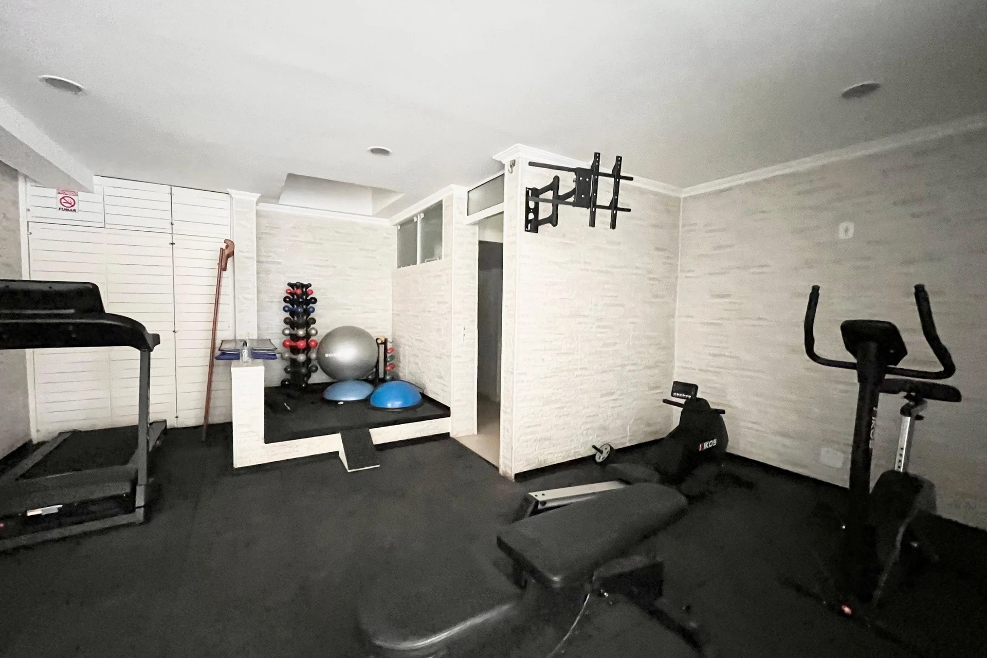 2-bedroom apartment with 1 bathroom and a balcony — photo 18