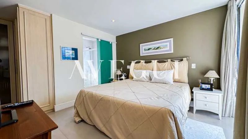 4-bedroom apartment in a building with a pool — photo 11