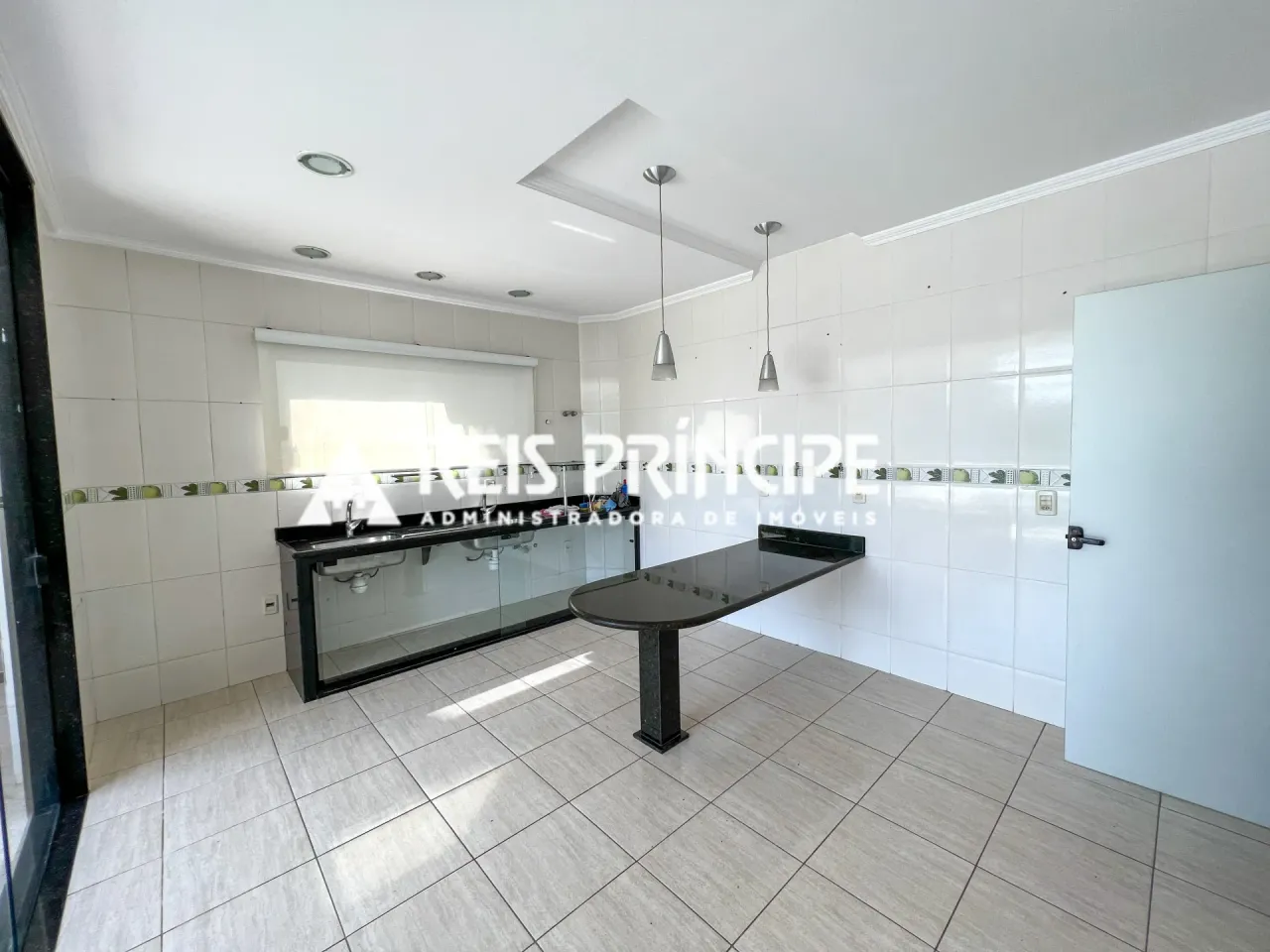 Casa duplex com 3 quartos e 5 banheiros e cozinha aberta — photo 3