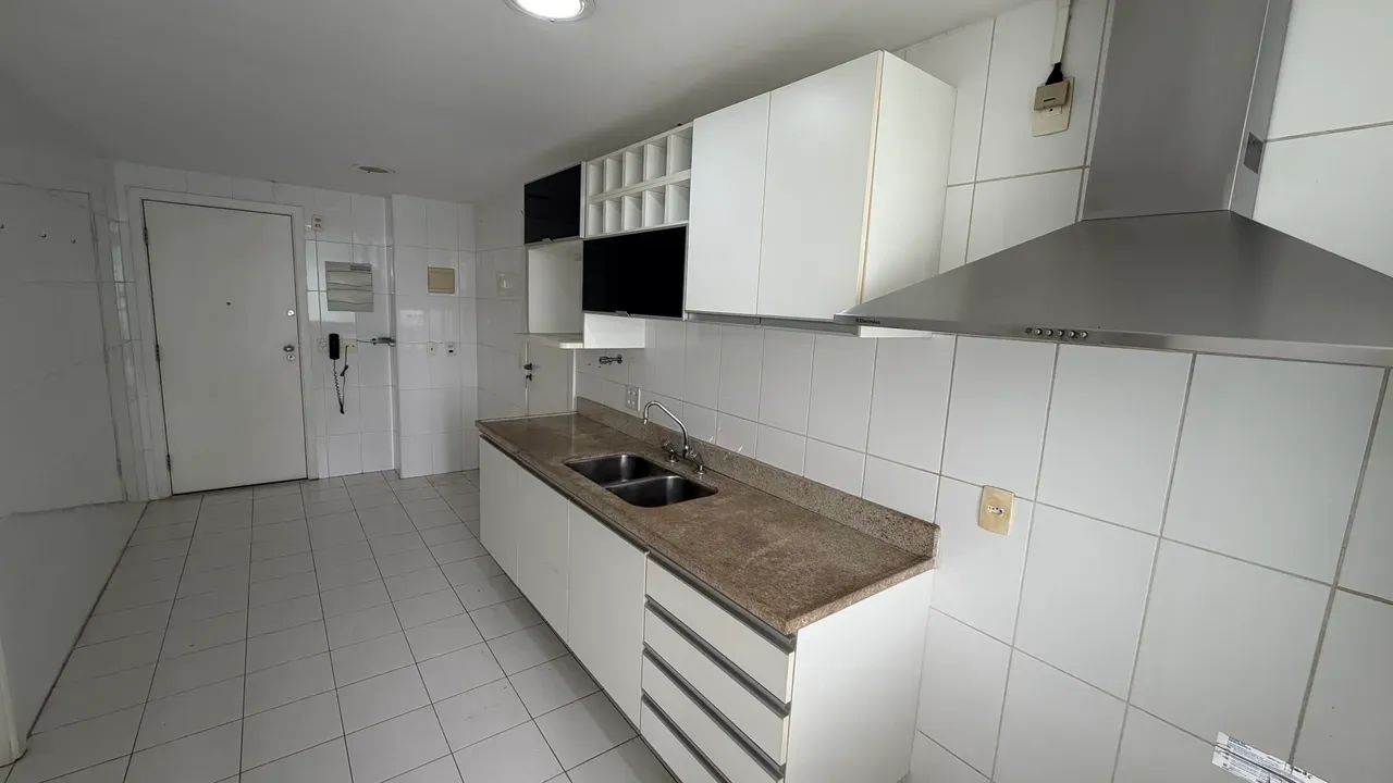 157 m² apartment with 4 bedrooms, 3 baths, balcony — photo 20