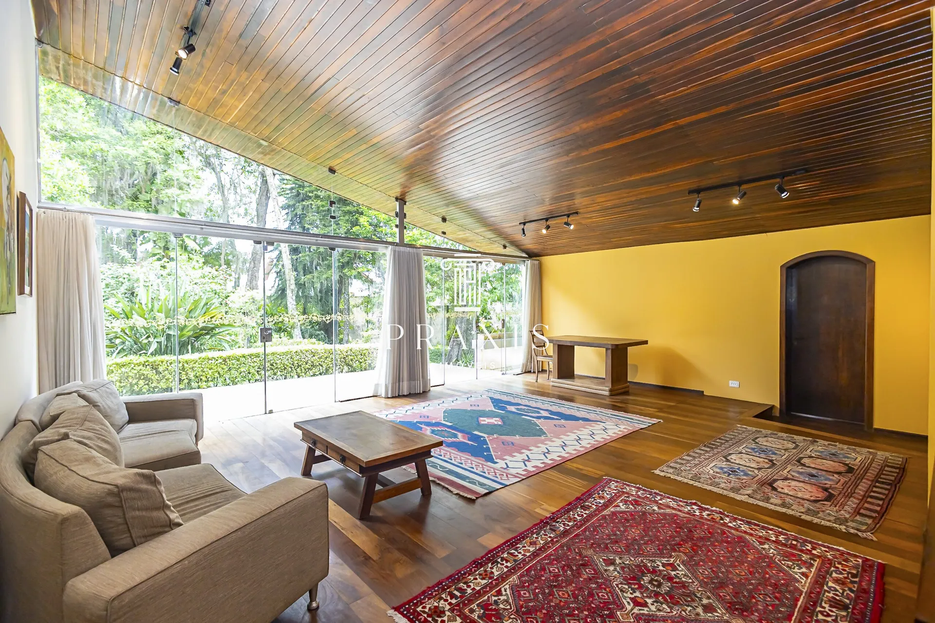House with 4 bedrooms, 445 m² and fitted kitchen — photo 15