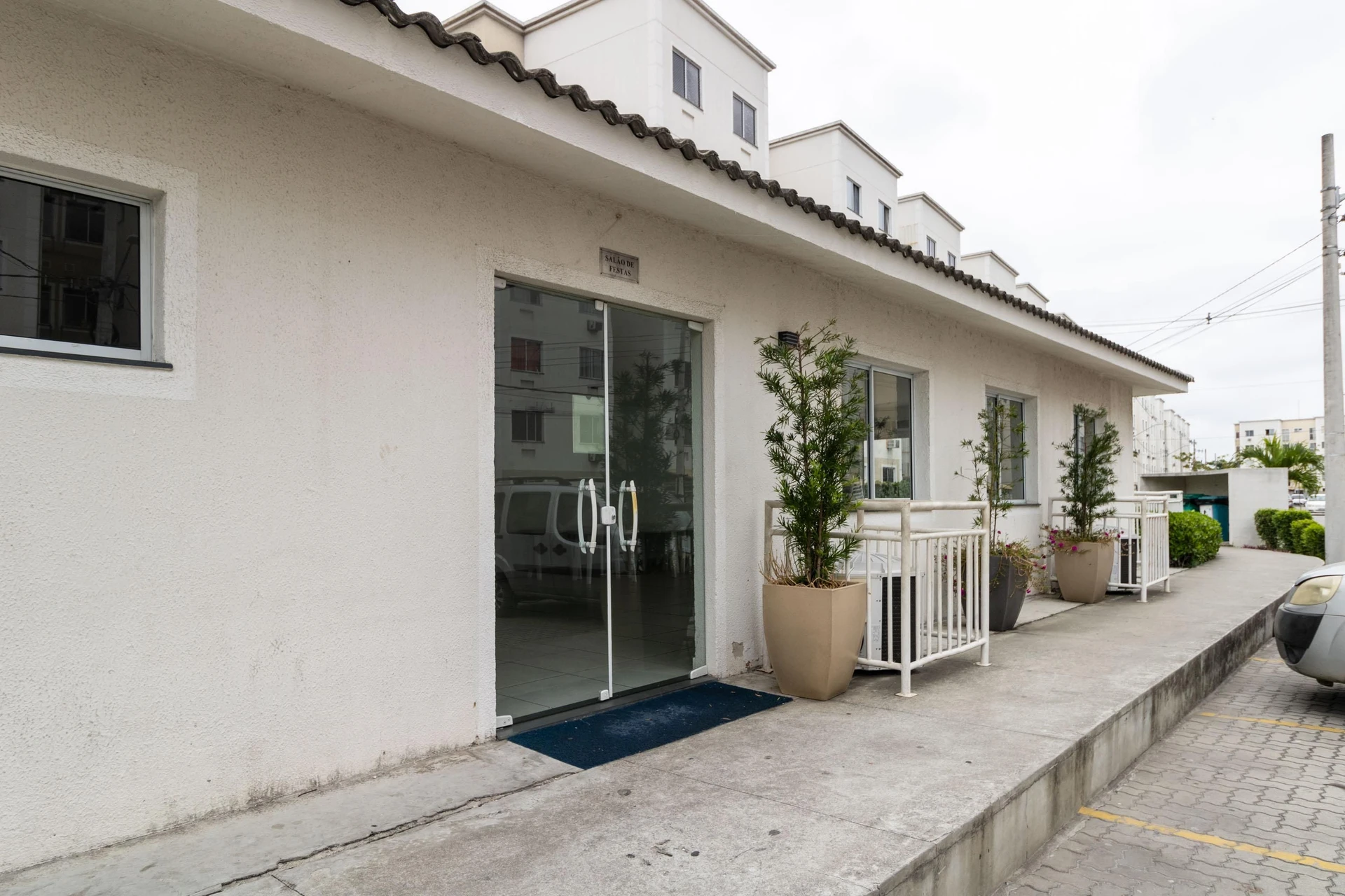 2-bedroom apartment in a building with a pool — photo 38