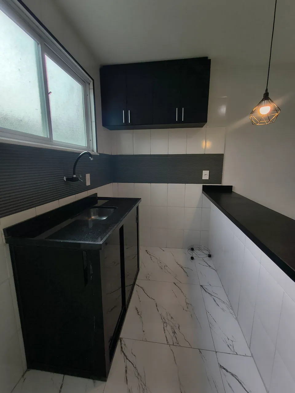 Unfurnished 1-bedroom apartment with open-plan kitchen — photo 3