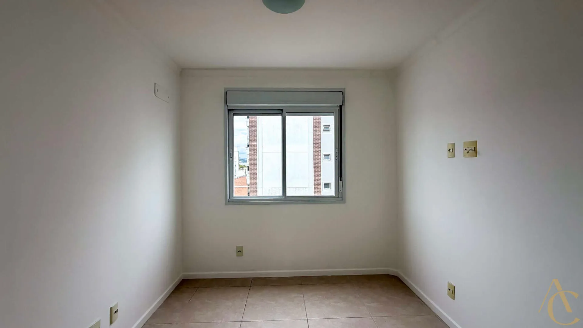 Balcony with a grill in a 3-bedroom apartment, 97 m² — photo 6