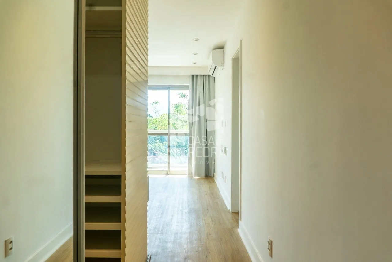 4-bedroom apartment with enclosed glass balcony — photo 21