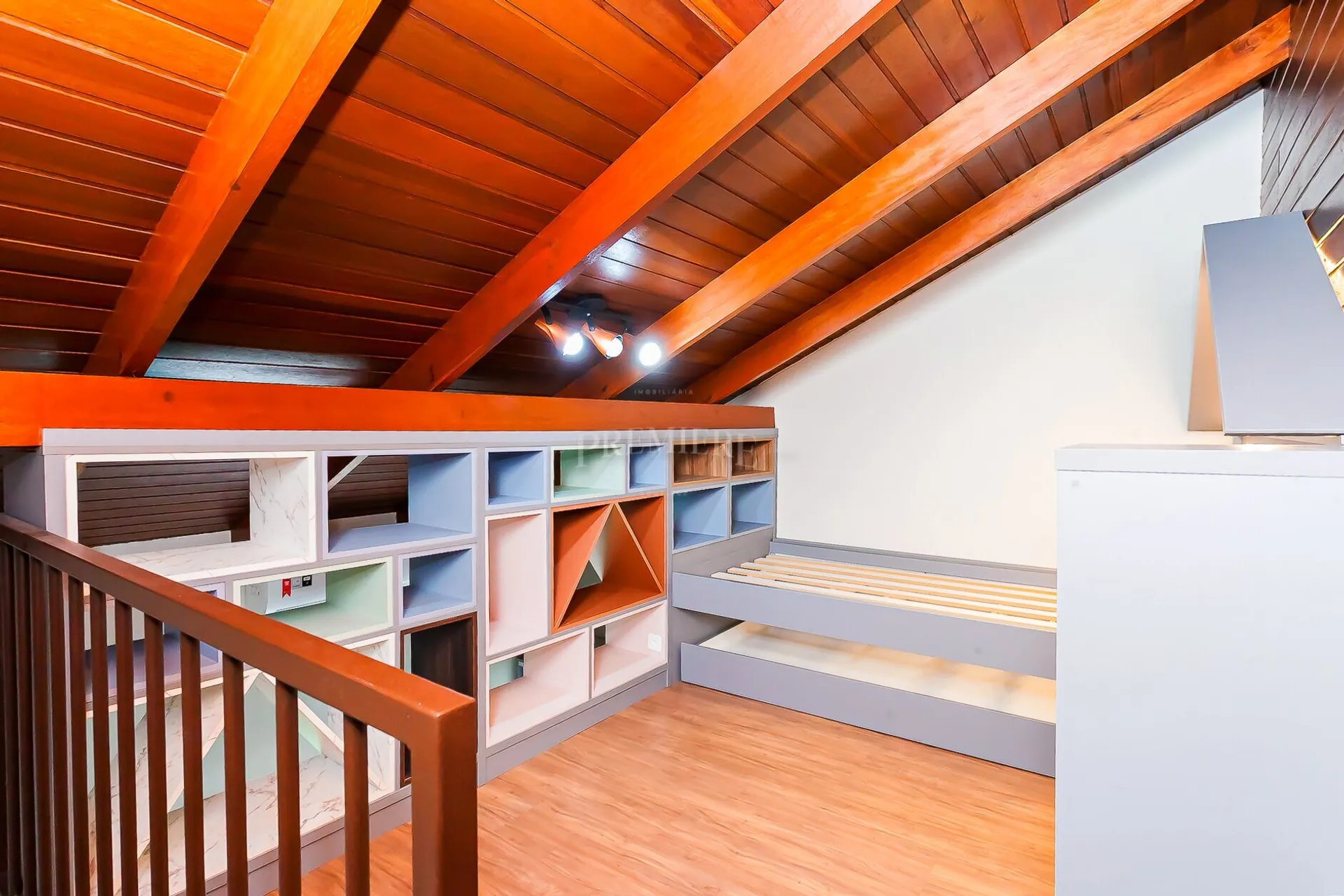 House with 4 bedrooms, 1 en-suite, 4 bathrooms — photo 25