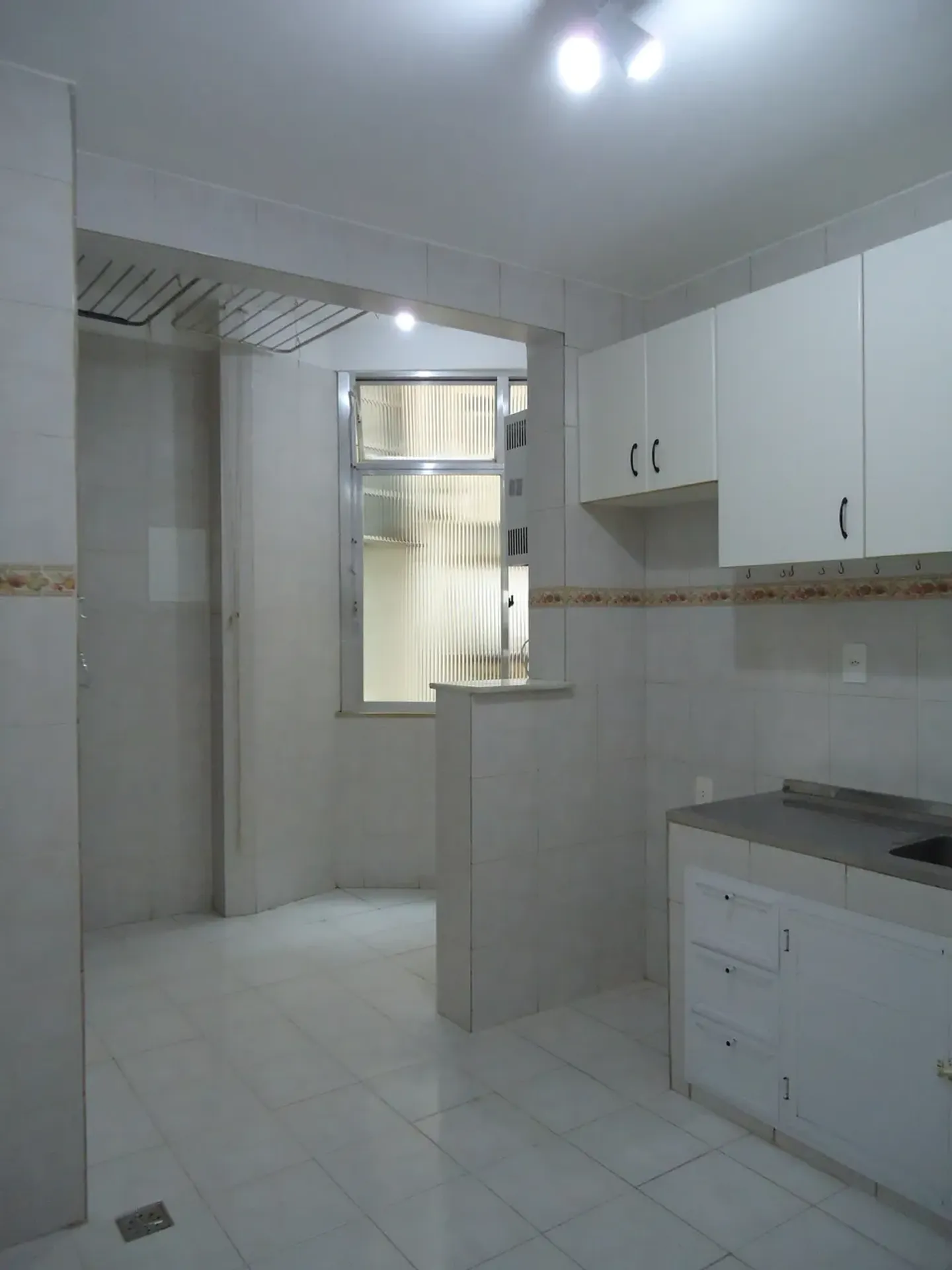 3-bedroom apartment with wood or laminate floors — photo 20
