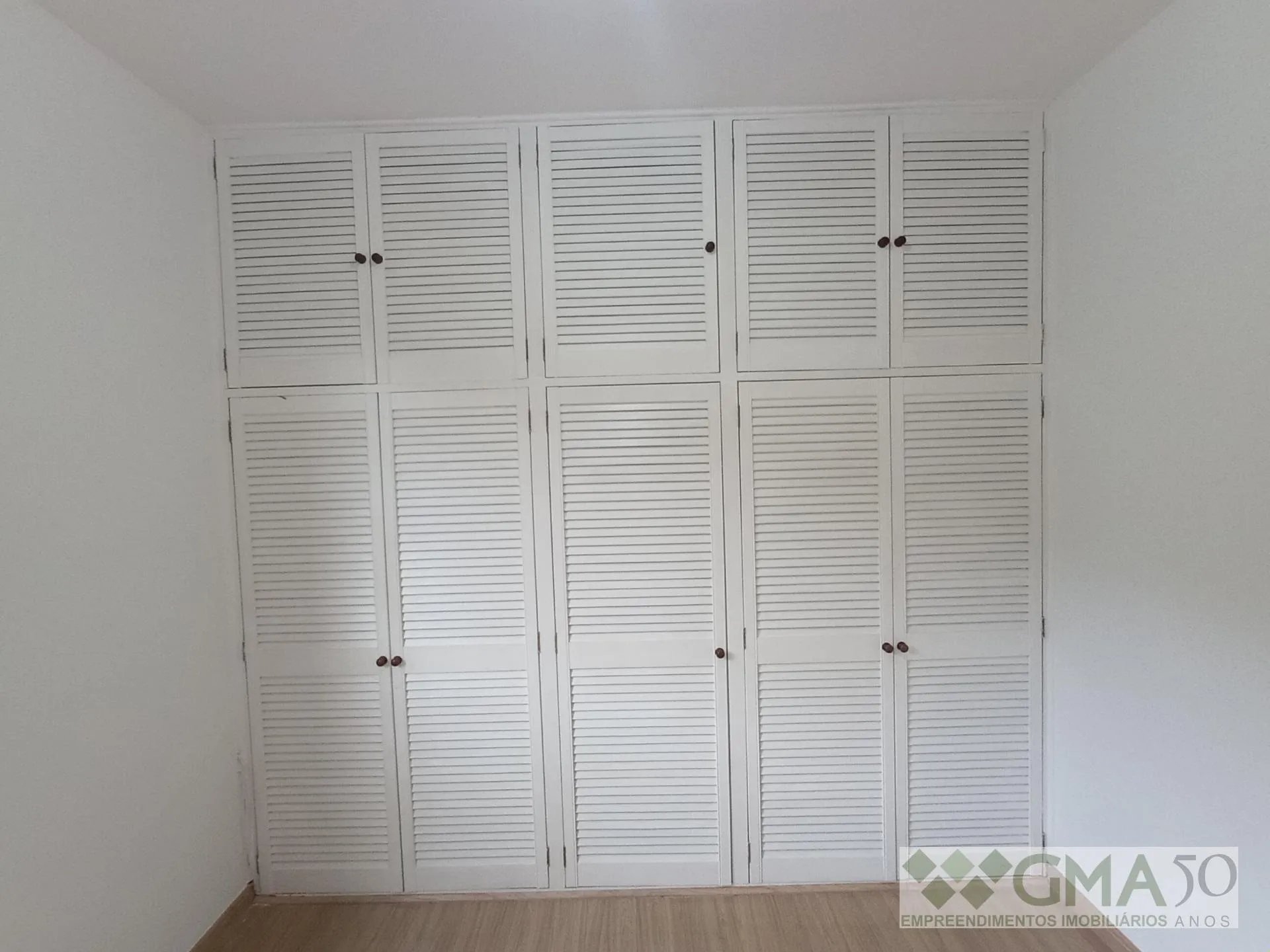 Wood or laminate floors in a 3-bedroom apartment, 92 m² — photo 10