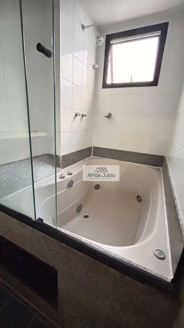 4-bedroom apartment in a building with a pool — photo 9