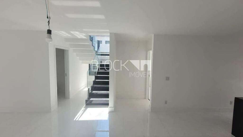 Casa com 6 suítes e cozinha americana aberta com fogão a gás — photo 27