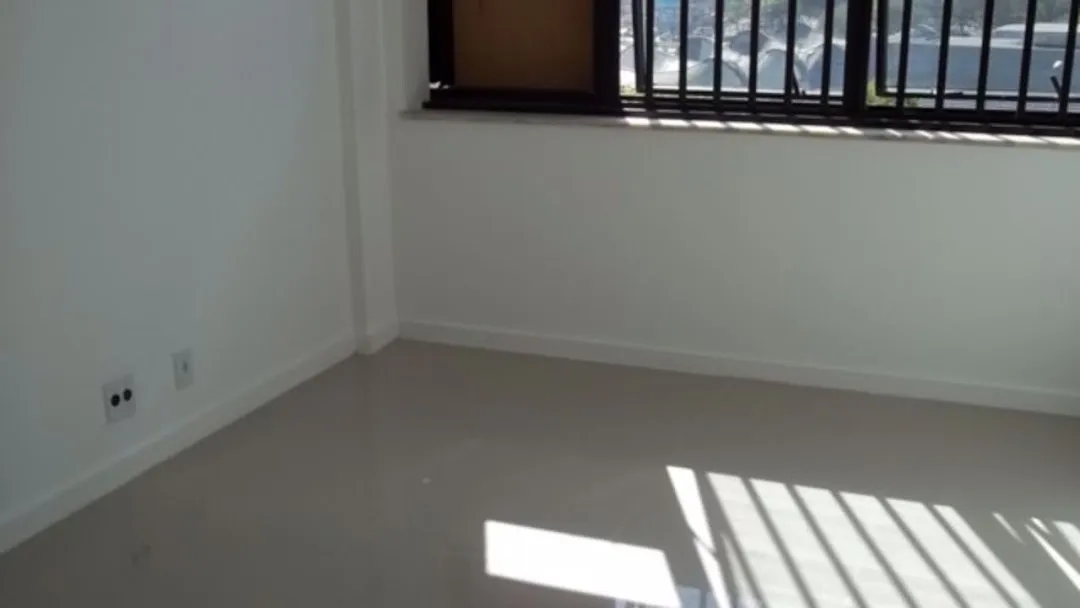 2-bedroom apartment in a building with a pool — photo 4