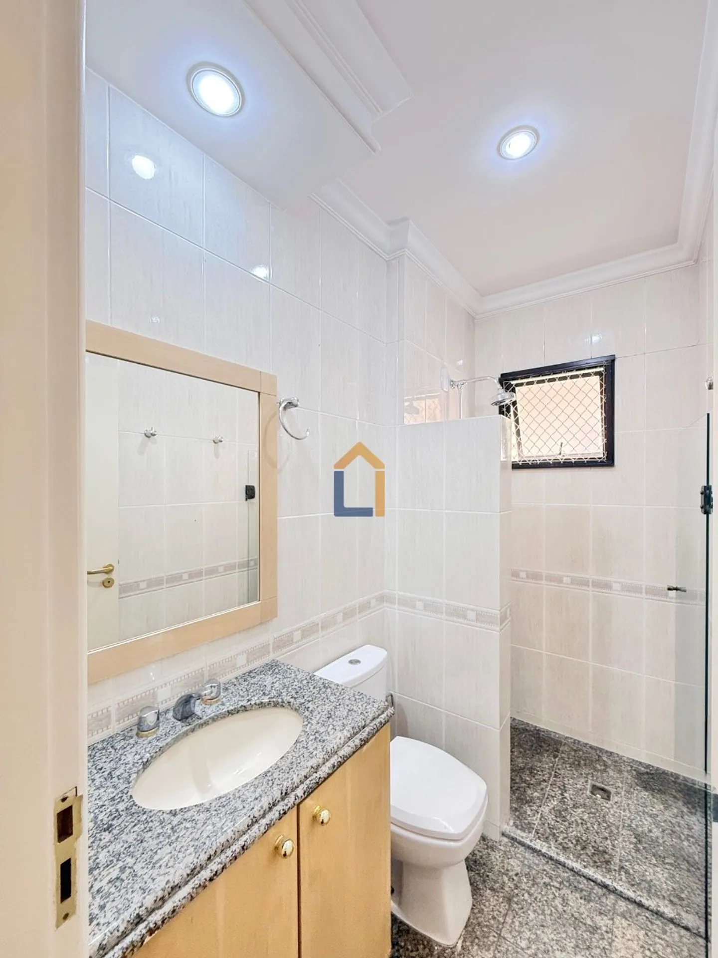 3-bedroom apartment with a washing machine in Curitiba — photo 47