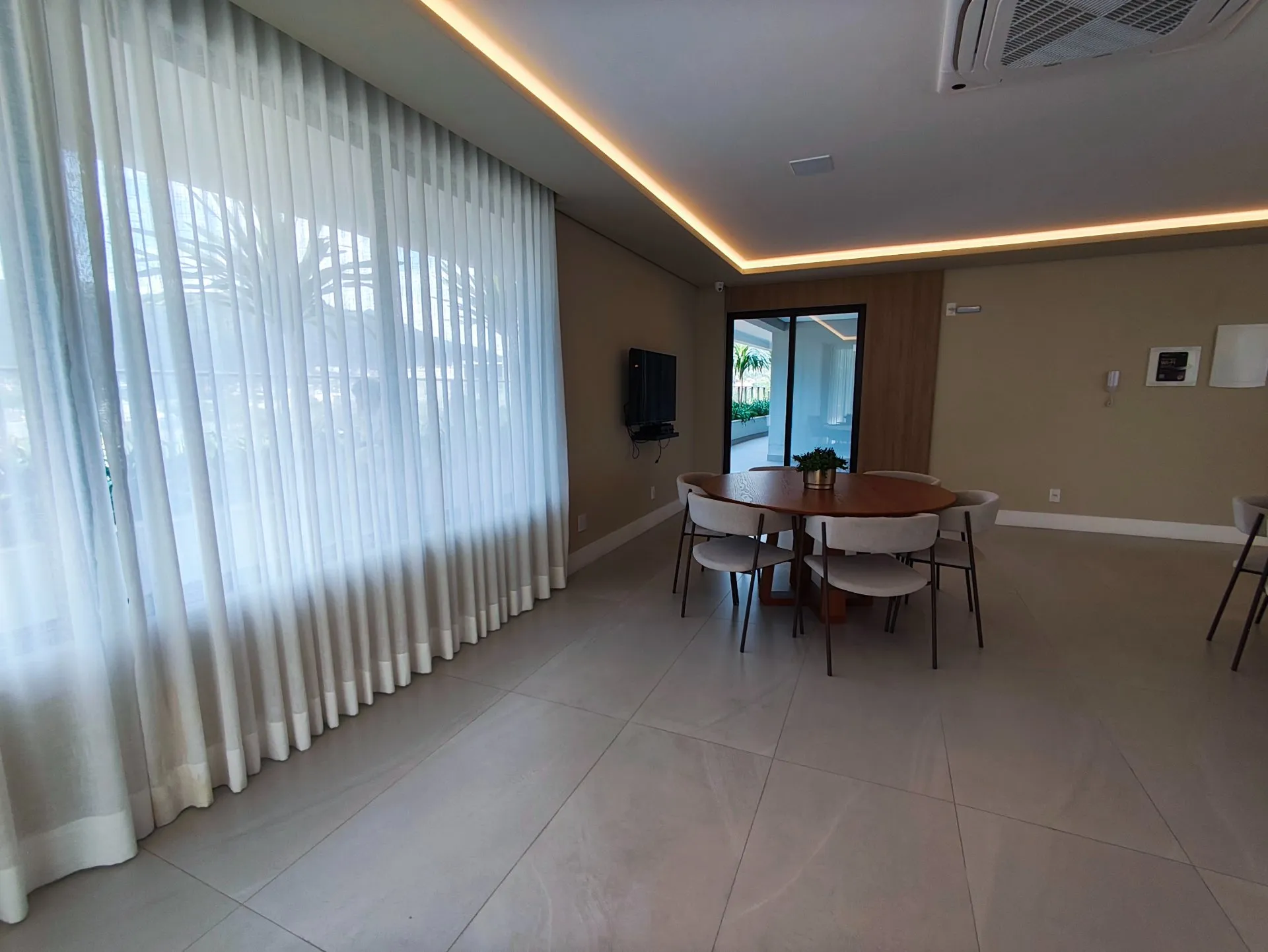 One-bedroom apartment in a building with a heated pool — photo 21