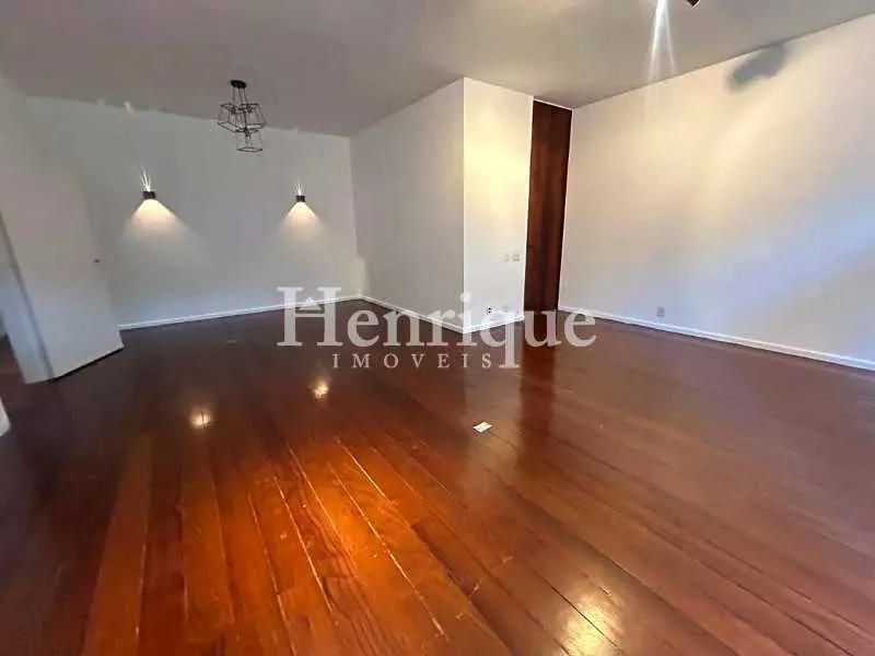 Apartment, 170 m², with wood or laminate floors — photo 21