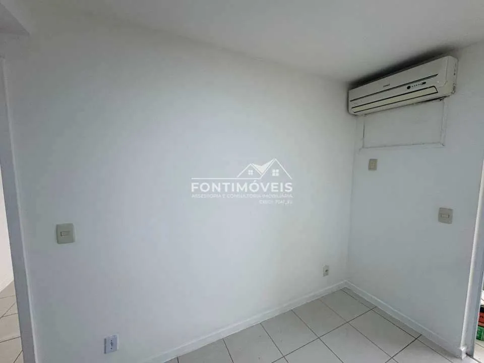 One-bedroom apartment in a building with a pool — photo 4