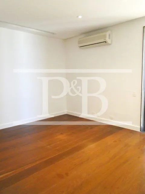 4-bedroom apartment with balcony and floor-to-ceiling windows — photo 15