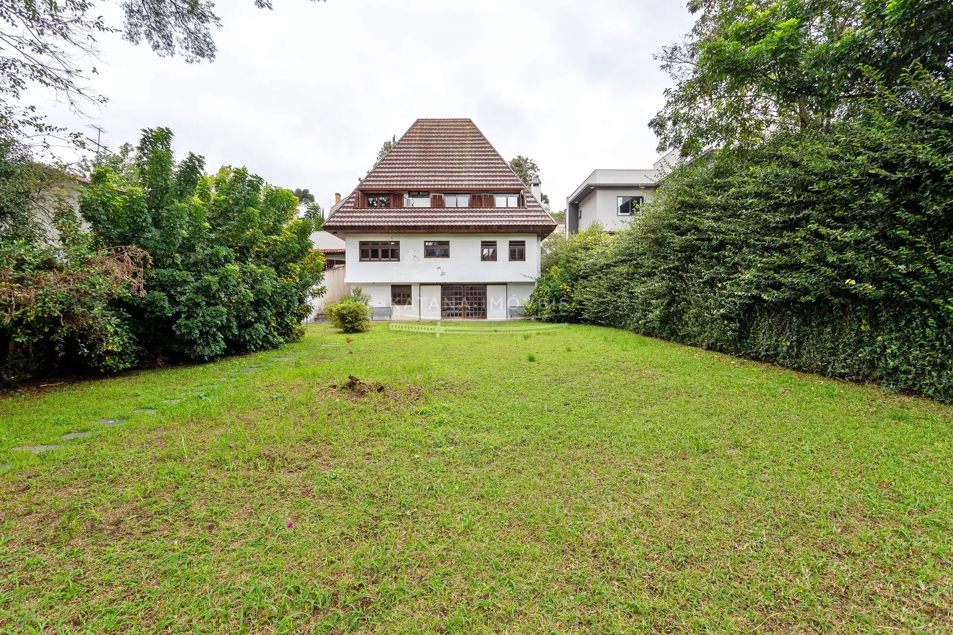 House with a closed kitchen and gas stove, 4 bedrooms — photo 38