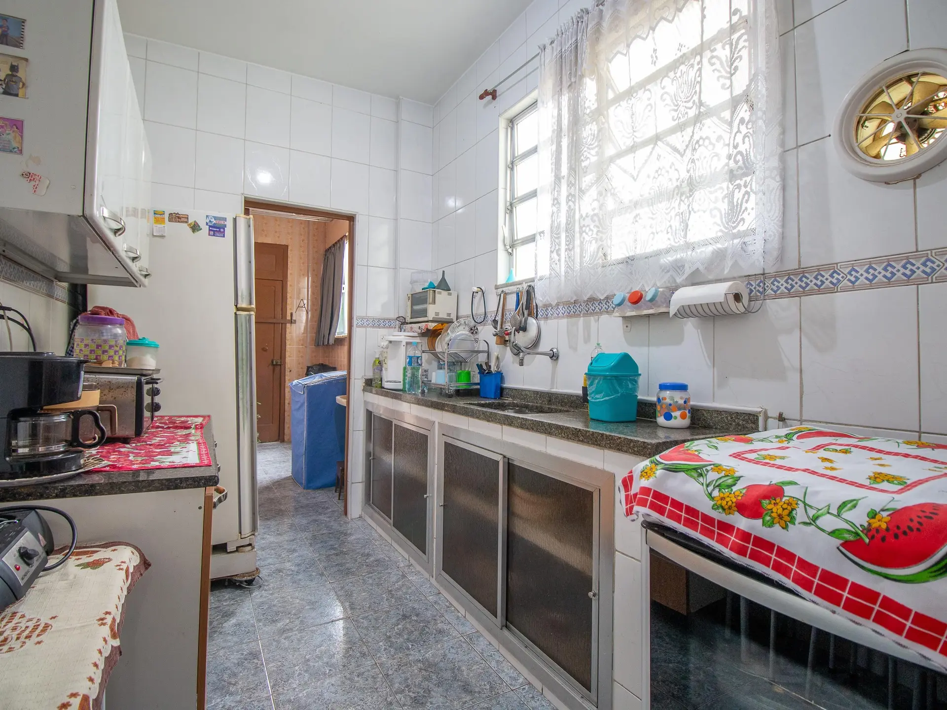 Apartamento sem mobília com 3 quartos e 2 banheiros