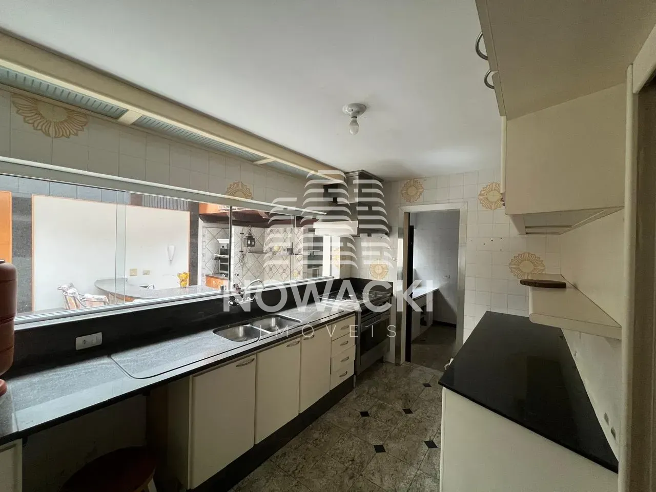 House with 2 bedrooms, 5 baths and a closed kitchen