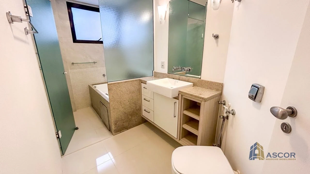 3-bedroom apartment with a bathtub in Florianópolis — photo 10