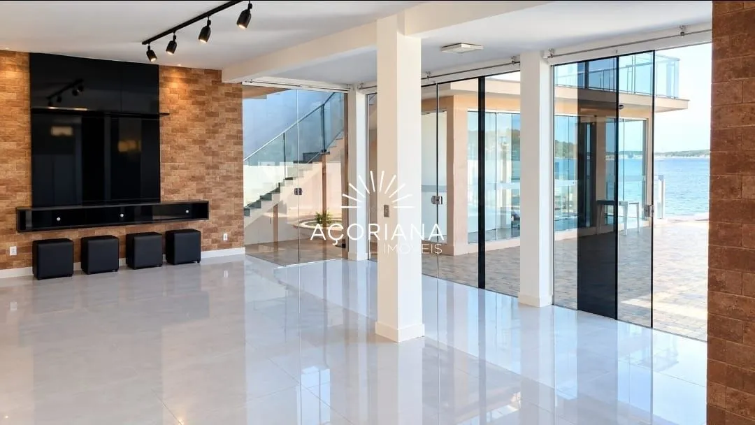 Water view in a 5-bedroom house, 350 m²