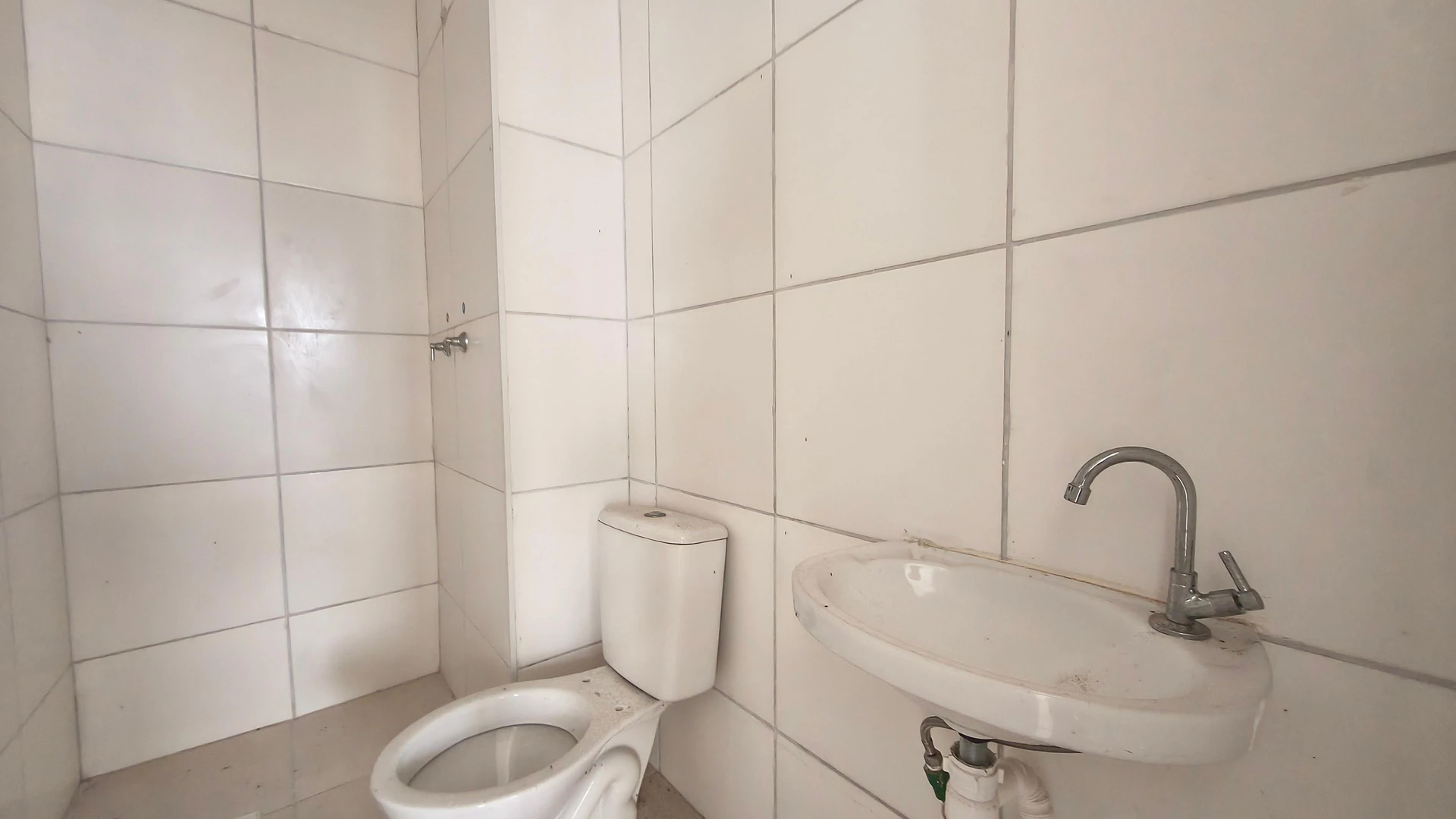2-bedroom apartment in a building with a gym — photo 16