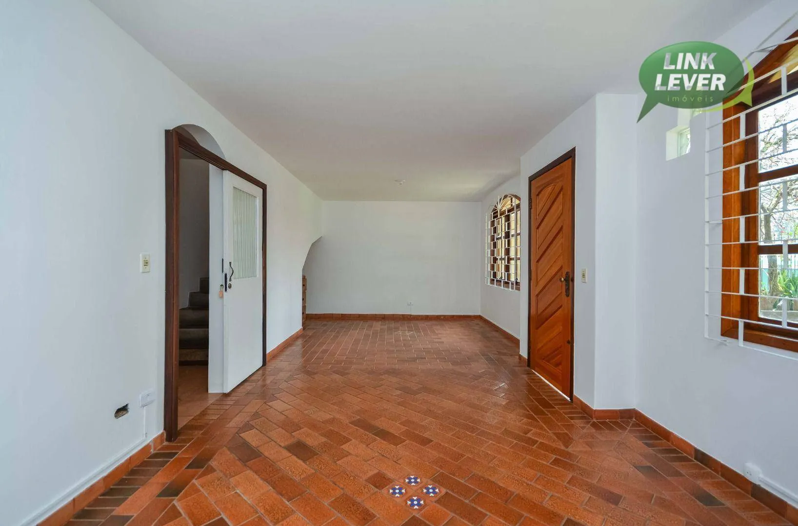 164 m² house with a fireplace and a grill on the balcony — photo 21