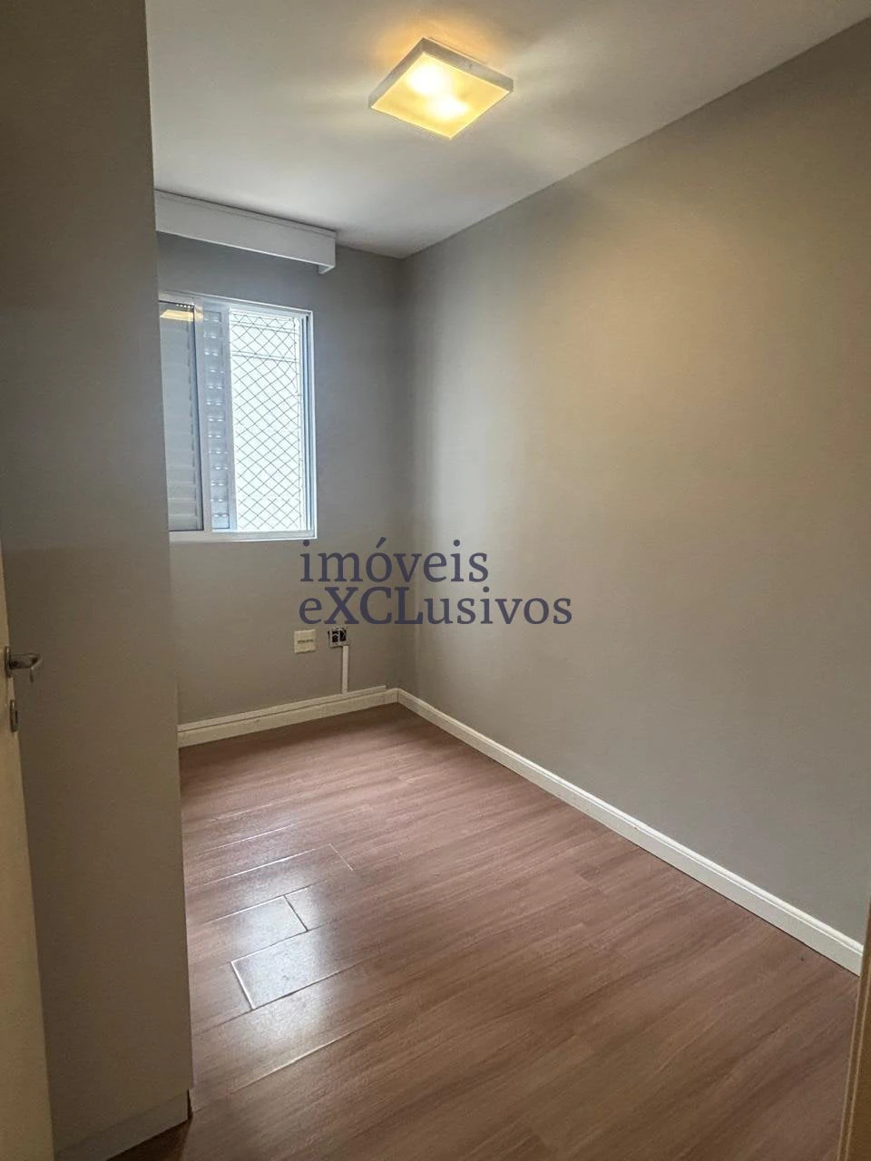 Wood or laminate floors in a 2-bedroom apartment, 48 m² — photo 2
