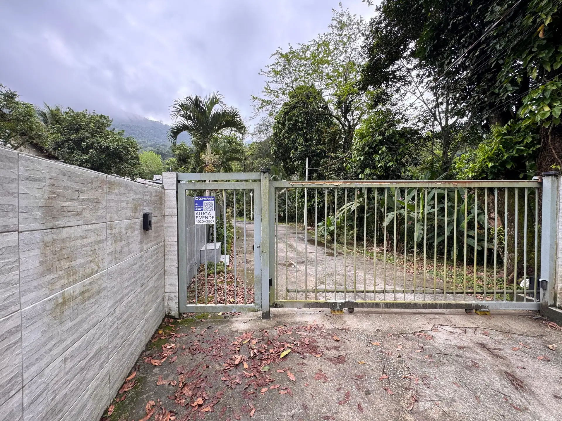 Balcony with a grill in a 2-bedroom house, 165 m² — photo 43