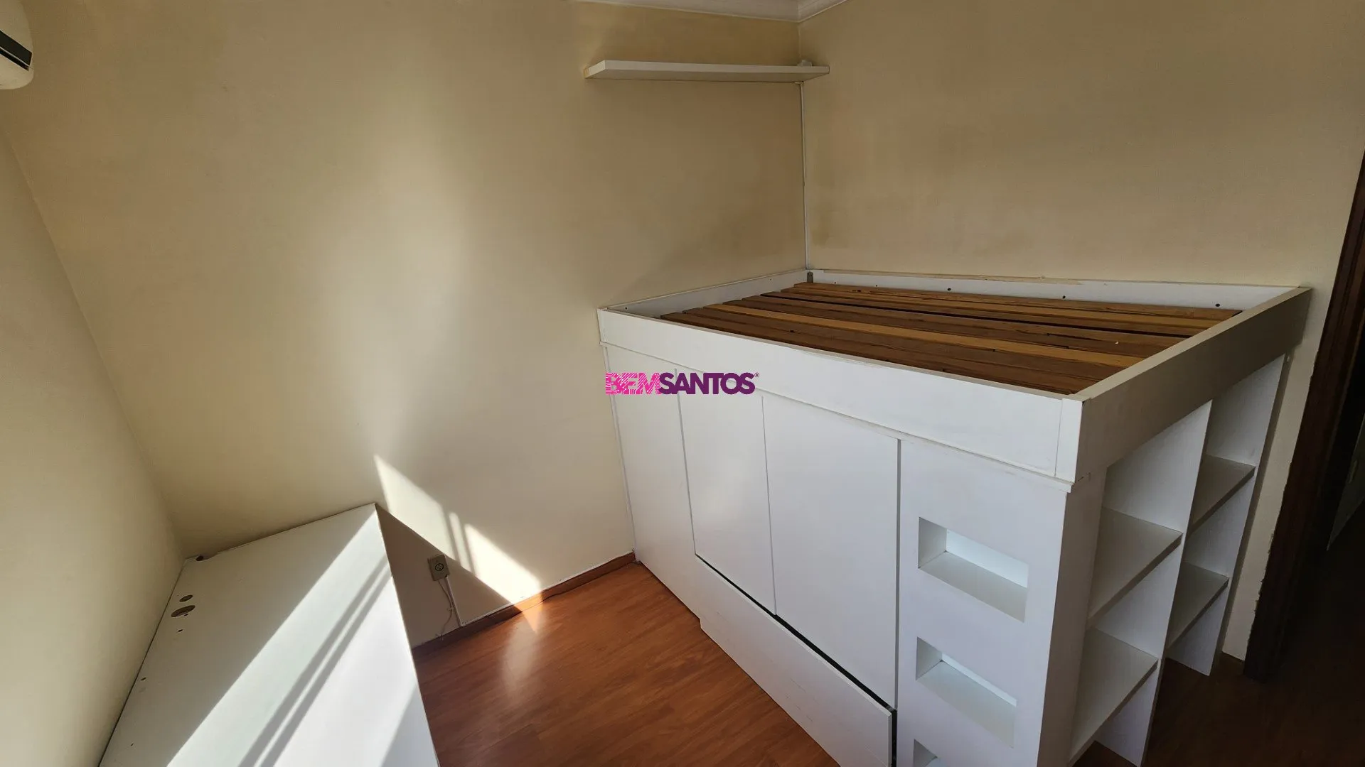 Furnished 4-bedroom apartment with a balcony — photo 21