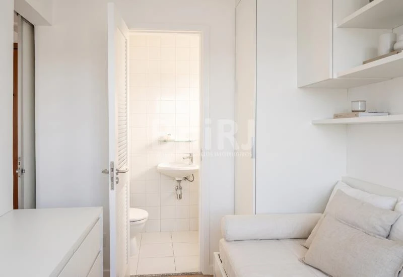 3-bedroom apartment in a building with a pool — photo 40