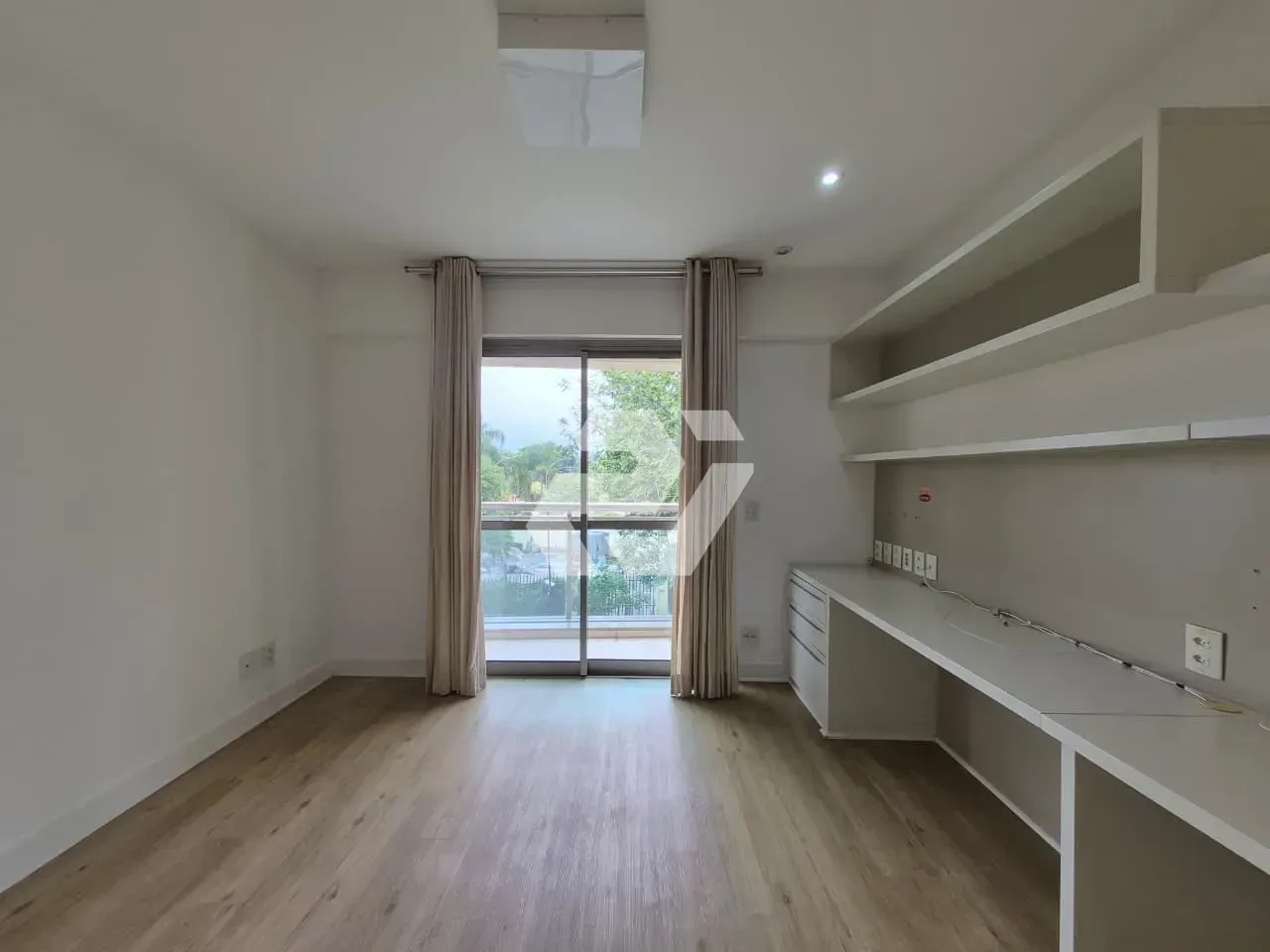 4-bedroom apartment with an enclosed glass balcony — photo 17