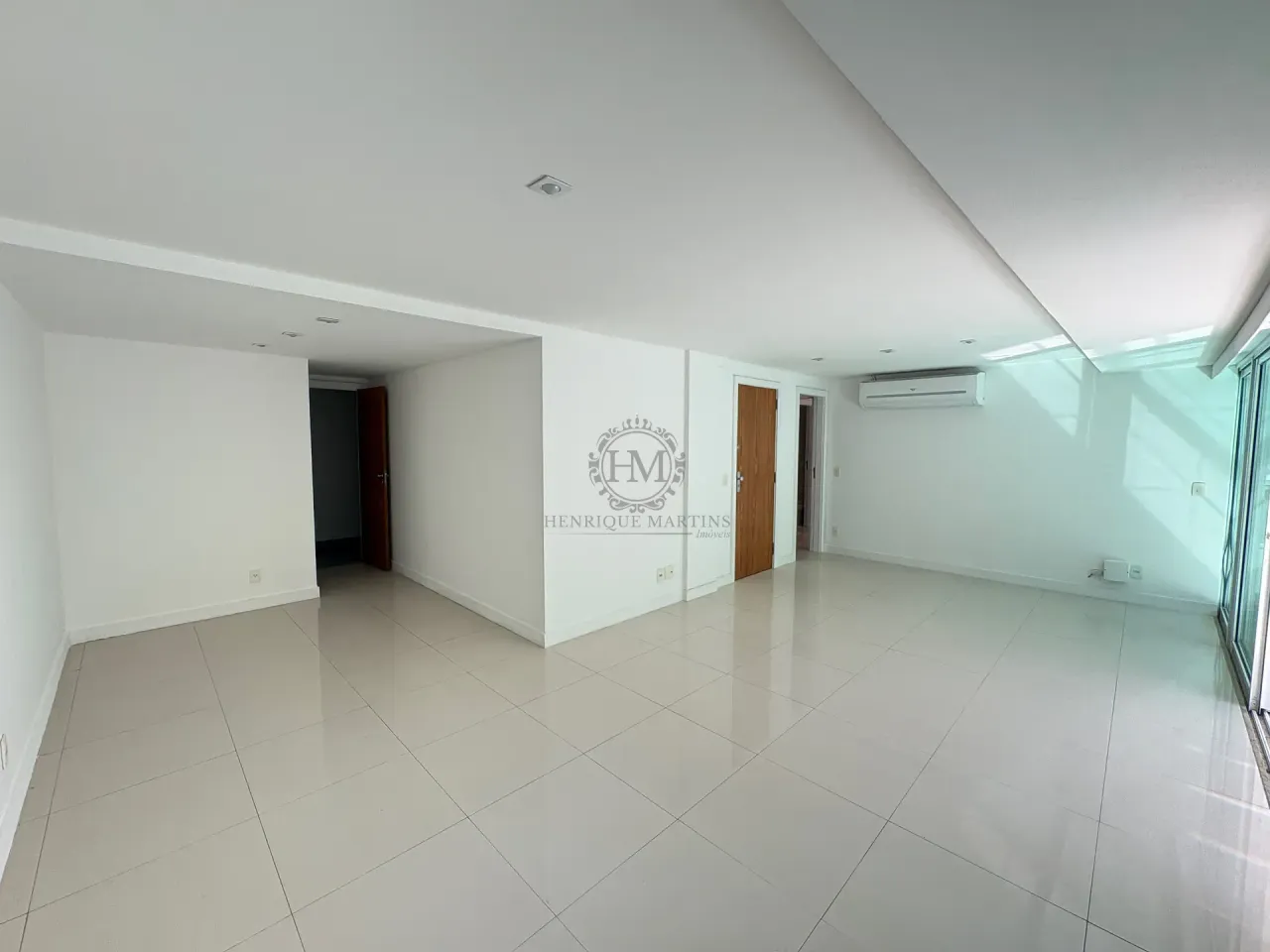 4-bedroom apartment with enclosed glass balcony — photo 2