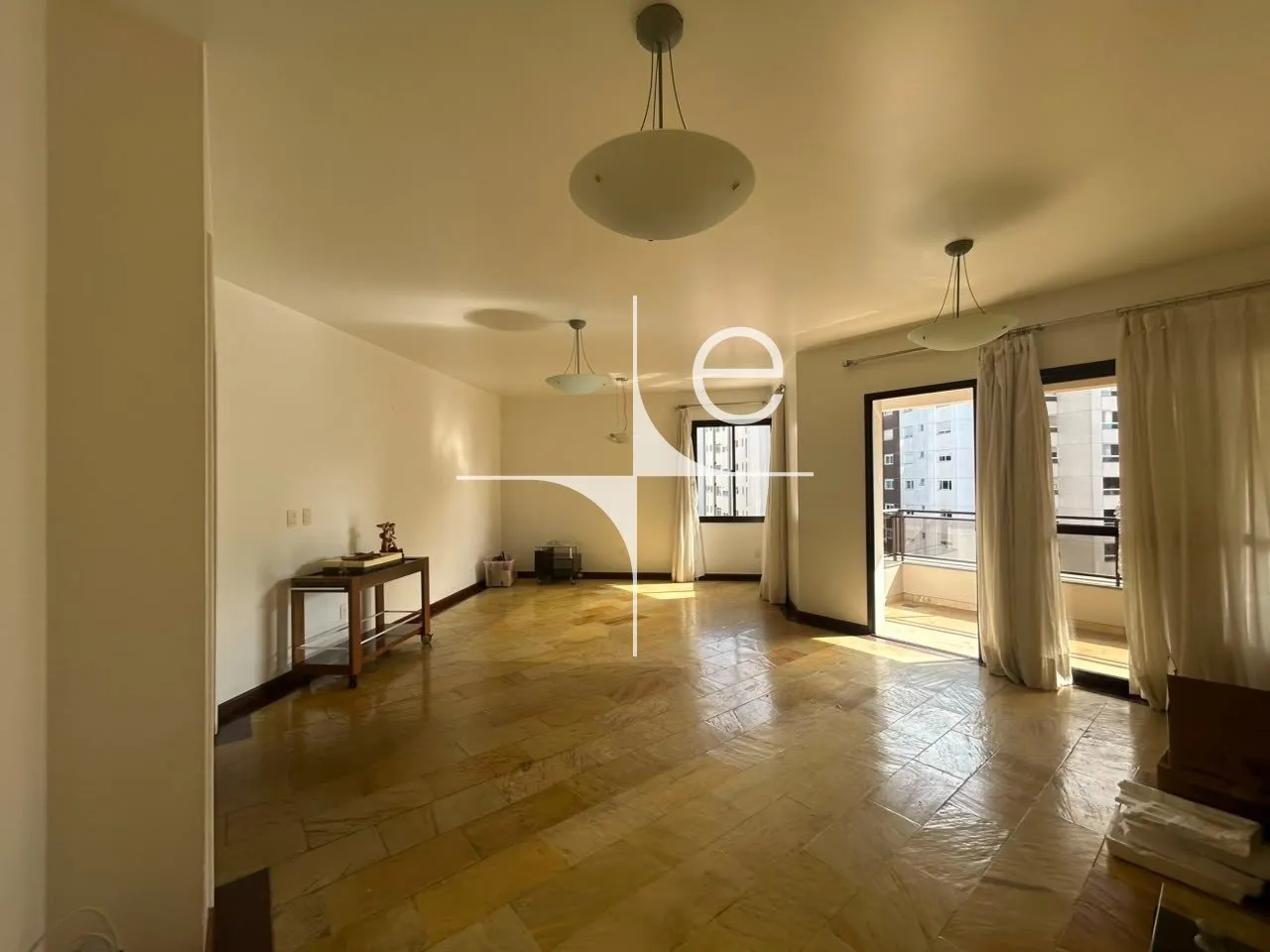 254 m² apartment with a walk-in closet and a home office