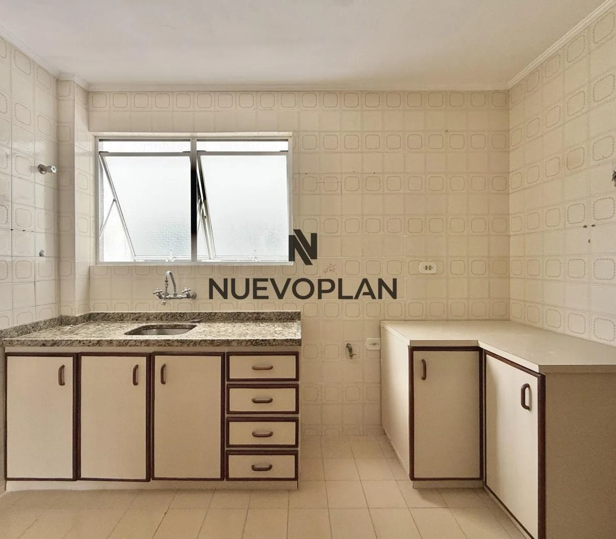 Wood or laminate floors in a 3-bedroom apartment, 78 m² — photo 5
