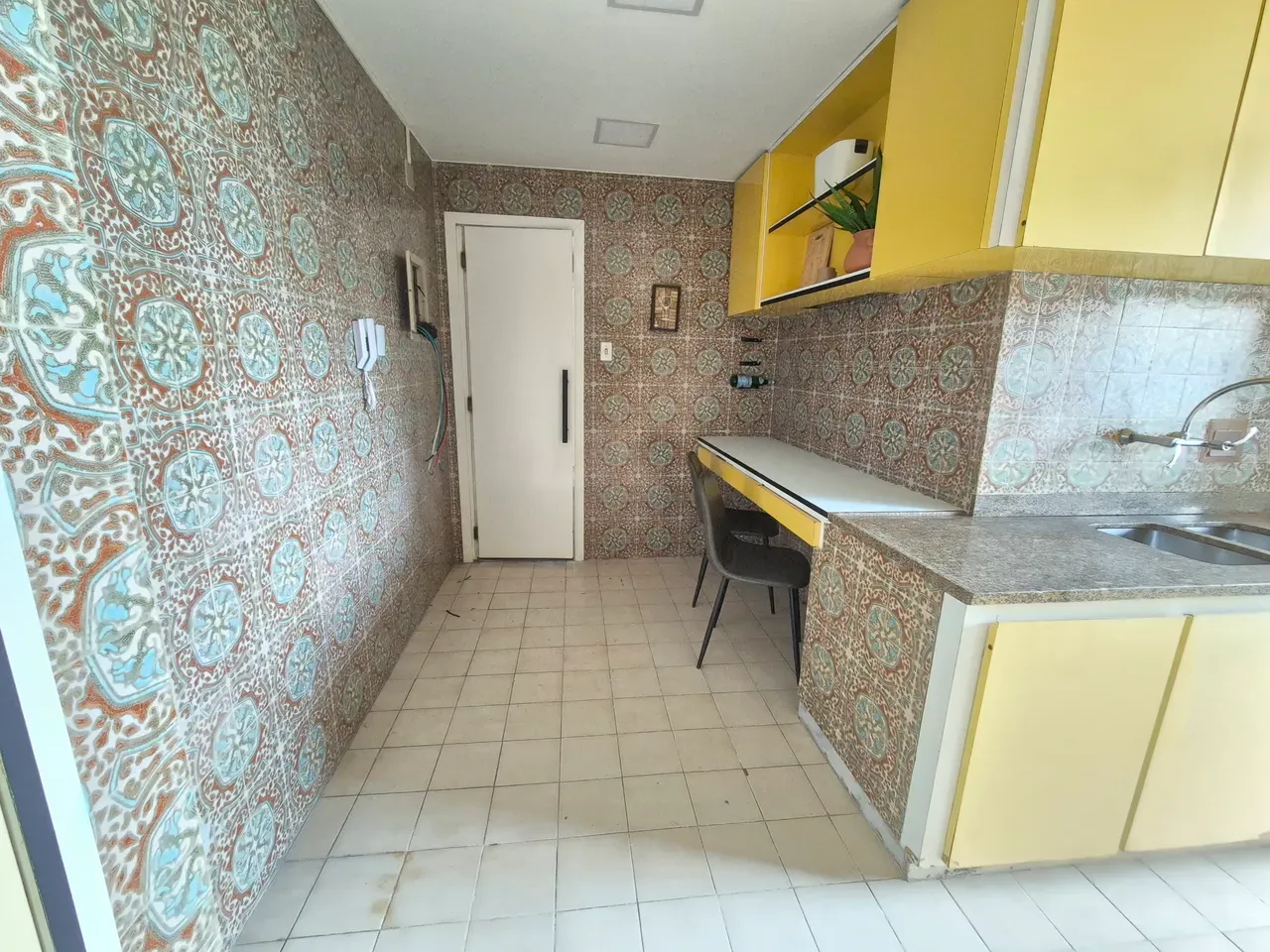 Unfurnished 4-bedroom apartment with a private garden — photo 32